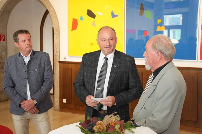 Finanzreferent Roman Grechenig hält die Laudatio für seinen Nachbar in Gritschach - Edgar Knoop