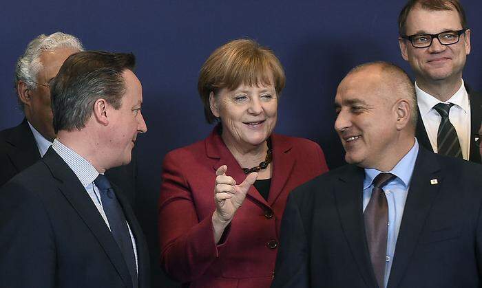 Es fehlt nicht viel: Merkel mit Cameron und Plevneliev