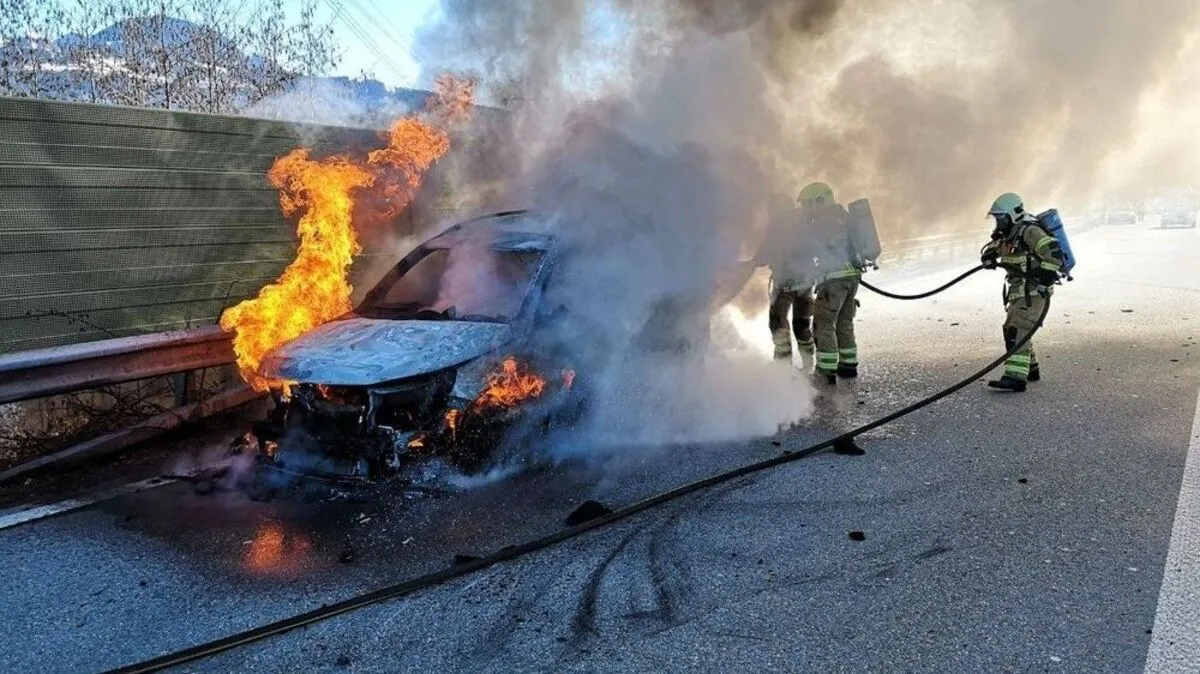 Auto geriet auf der A14 in Vollbrand
