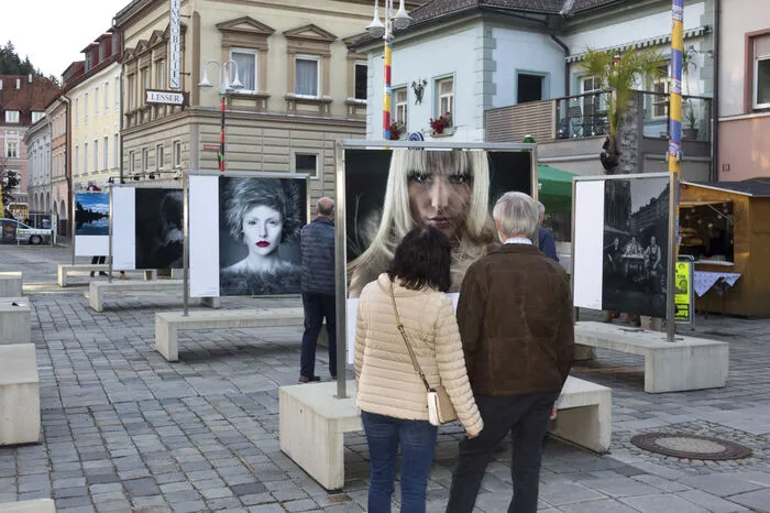 Die Bildtafeln im Großformat zeigen die Werke von 55 Berufsfotografen aus der Steiermark. Es sind emotionale, ausdrucksstarke Porträts - vielseitig in ihren Perspektiven.