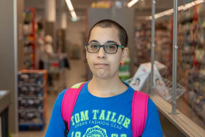 Es ist schon noch ungewohnt, ohne Maske in den Supermarkt zu gehen, aber es ist auf jeden Fall angenehmer und ich denke auch, dass es jetzt für den Sommer der richtige Schritt ist. In der Arbeit, in der Bim, im Supermarkt, überall Maske zu tragen, war schon anstrengend. Ich freue mich auch für die Mitarbeiter, weil es für sie auf jeden Fall eine große Erleichterung ist. Im Herbst wird die Maske aber, denke ich, wieder zurückkehren.