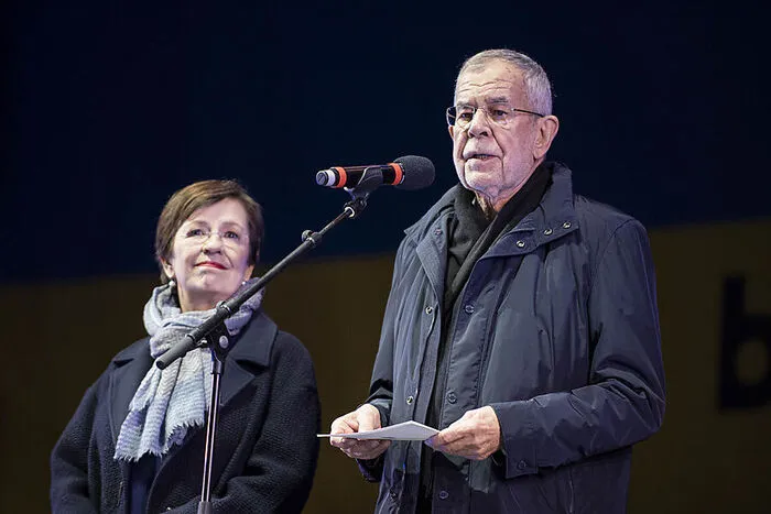 Bundespräsident Alexander Van der Bellen kam mit Gattin Doris Schmidbauer ins Stadion. "Herr Präsident Putin, stoppen Sie diesen Krieg", so Van der Bellen.