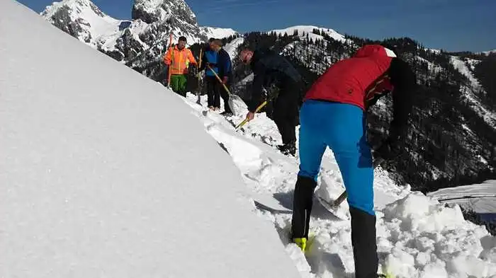 Handarbeit der Eisenerzer Bergrettung ist die Pistenpräparierung für den "3. Raumsauer Schitourenlauf mit Tourenschi oder Schneeschuhen" am Samstag, dem 9. März, in der Eisenerzer Ramsau.