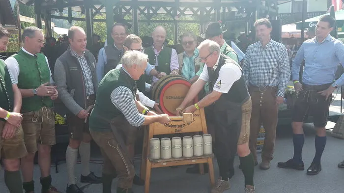 Der Bieranstich wurde von Aichs Bürgermeister Franz Danklmaier und dem Altbürgermeister der ehemals eigenständigen Gemeinde Gössenberg, Helmut Reinbacher, durchgeführt ...
