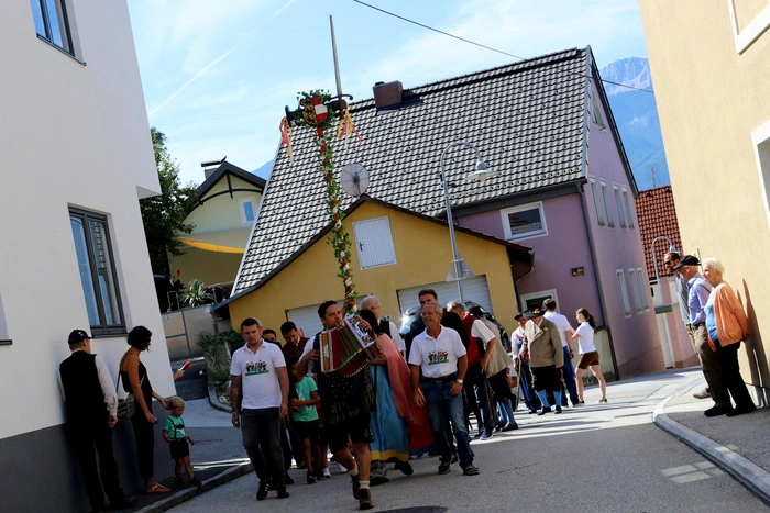 Glockengeläute und Harmonikaklänge begleiteten den Umzug.