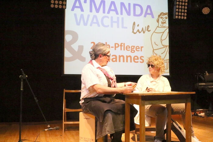 Aber nicht nur altbewährte Kräfte, wie etwa der Direktor des St. Veiter Krankenhauses, Manfred Kraßnitzer (am Foto mit Sohn Johannes) – er verkörpert bereits seit rund drei  Jahrzenten „Amanda Wachl“ in der Bischofsstadt – rissen die Besucher zu Lachstürmen hin.
