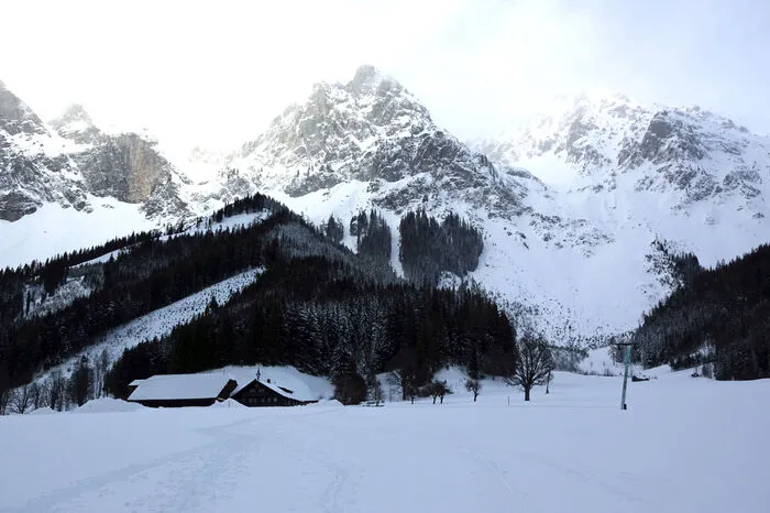 Rechts neben dem Bauernhof ist jene Wiese, auf der die Lawine 2019 herunterdonnerte. Weiter oben soll der Lawinenwall stehen