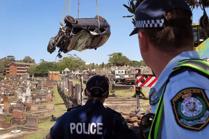 Der Friedhof von South Coogee besteht bereits seit 1874. Unter Sydney-Touristen ist er bekannt, weil dort ein Küstenwanderweg den Pazifik entlang führt.