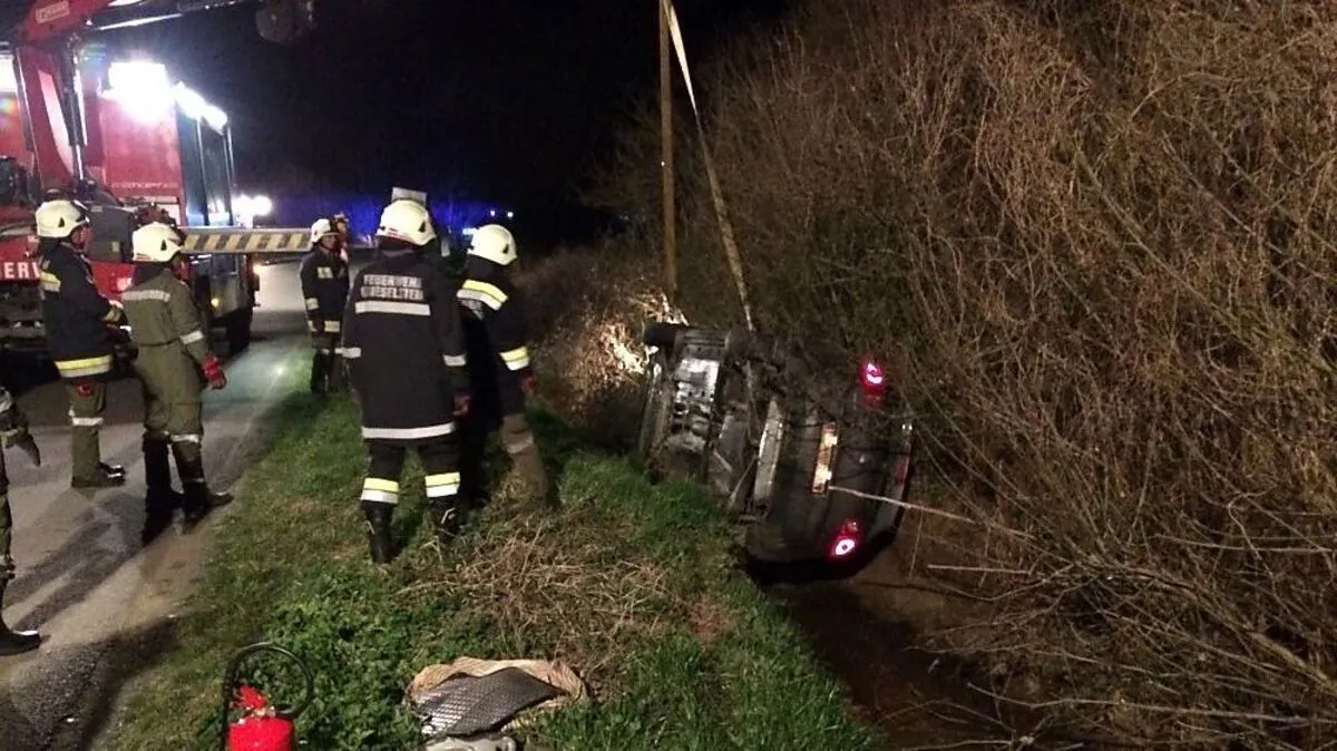 Die Feuerwehren Grieselstein und Jennersdorf bargen den Pkw aus einem drei Meter tiefen Graben