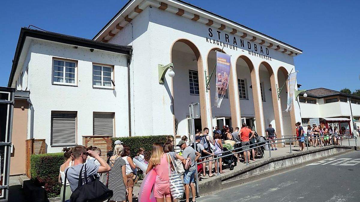 Schon in den Morgenstunden stehen die Badegäste vor dem Klagenfurter Strandbad Schlange