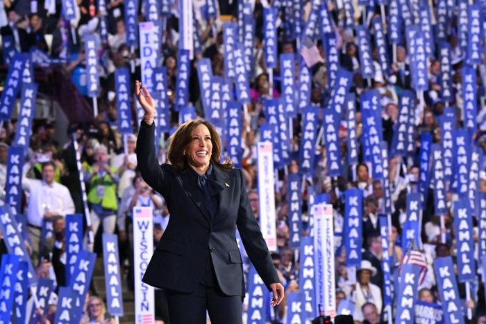 Bei der Convention der Demokraten trug Kamala Harris einen maßgeschneiderten Hosenanzug von Chloé