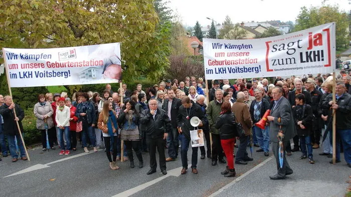 2011 gingen zahlreiche weststeirische Bürger gegen die Schließung der Geburtenstation auf die Straße – ohne Erfolg