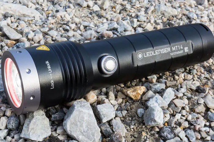 Ledlenser MT14, 1000 Lumen, 320 m Leuchtweite, Akku, 192 Stunden Leuchtdauer, IPX4, 109 Euro. Leichtes (253 g) Outdoor-Gerät für Profis. Ideal für längere Touren, auf denen man weit leuchten muss. Mit Strobe-Modus (Lichtblitze zur Selbstverteidigung). Alle technischen Angaben laut Hersteller.