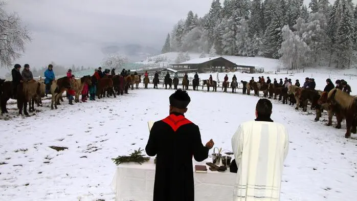 Der heilige Stephanus gilt seit jeher als Patron der Pferde, Pferdeknechte und Kutscher, weshalb diese alte Tradition bis heute gepflegt wird. 