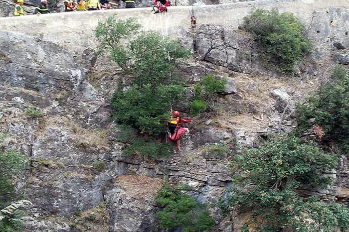 Der Canyon ist der Gemeinde Civita zufolge 13 Kilometer lang und mit glasklarem Wasser und spektakulären Felsformationen ein beliebter Ausflugsort für Touristen. Die Schlucht ist einem privaten Touren-Anbieter zufolge bis zu 400 Meter tief.