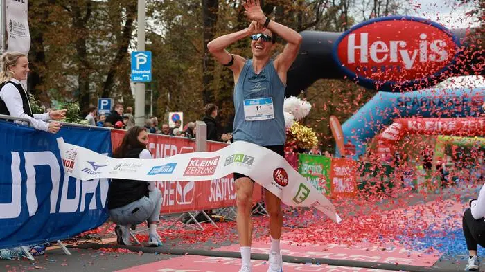 Lukas Hollaus lief beim Graz Marathon als Erstes über die Ziellinie