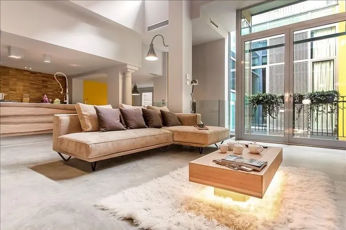 Mailand.Appartement mit italienischem Gespür für Farben und Muster.Die Mailänder Fashion Week – die vom 21. bis 26. September 2016 stattfindet – ist neben den angesagten Looks auch für ihre spektakulären Locations bekannt. Wie dieses Appartement im Loft-Stil. Es liegt im Herzen der Stadt, die die Heimat so bekannter Labels wie Dolce &amp; Gabanna und Prada ist. Dementsprechend treffen hier schlichte italienische Eleganz und einfache Linien auf den gezielten Einsatz von Farben und Mustern. Leonie begeistert nicht nur der Stil, sondern auch die Lage: „Ich liebe es, wenn ich morgens nach meinem Kaffee einfach rausgehen kann und schon mitten im Geschehen bin. Gerade während der Schauen ist es super, wenn der Weg zu Shows und Terminen kurz ist.“ Vier Modeliebhaber finden hier eine Woche lang ab 4.504 Euro ein stilvolles Zuhause: www.fewo-direkt.de/6481138