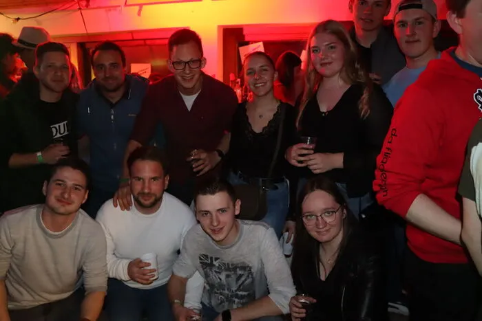 Klicken Sie sich durch die Bilder einer heißen Partynacht!