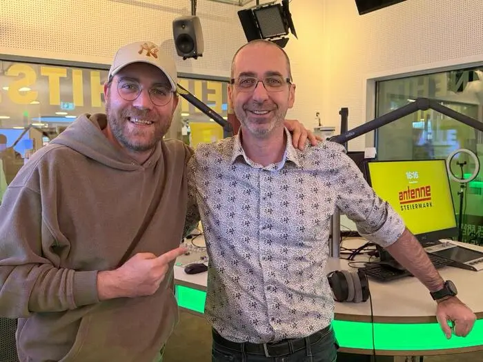 Horst Lederhaas im Antenne-Studio mit Moderator Markus Dietrich