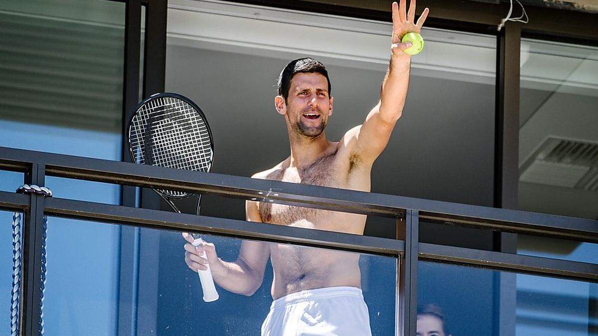 Novak Djokovic auf dem Balkon des Quarantäne-Hotels in Adelaide