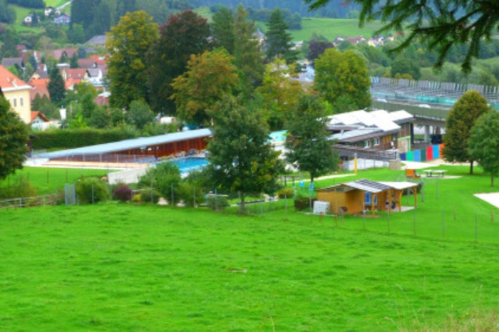 Derzeit ist das Städtische Schwimmbad in der Kindberger August-Musger-Gasse 3 noch geschlossen. Um die Türen des Bades Mitte Mai wieder für Badegäste öffnen zu können, wird fleißig gearbeitet. So werden die große Naturliegewiese gepflegt und der Sand am Beachvolleyball-Feld vorbereitet.