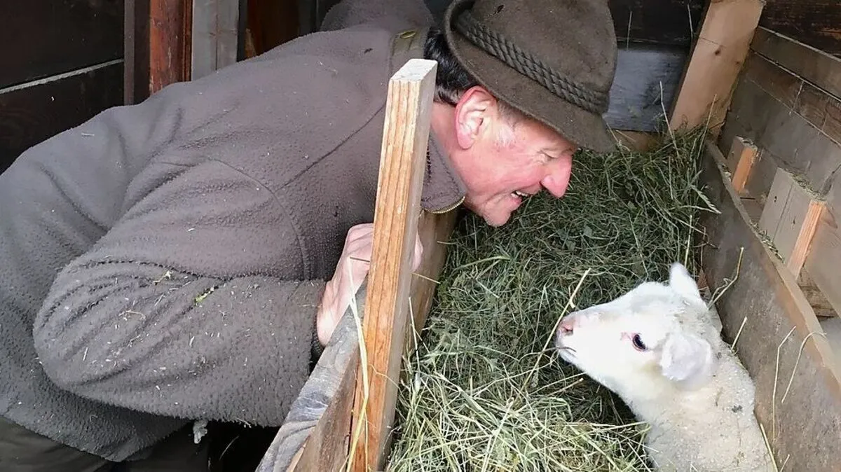 Ganz anders zeigt sich Huby Mayer am entzückenden Osterfoto