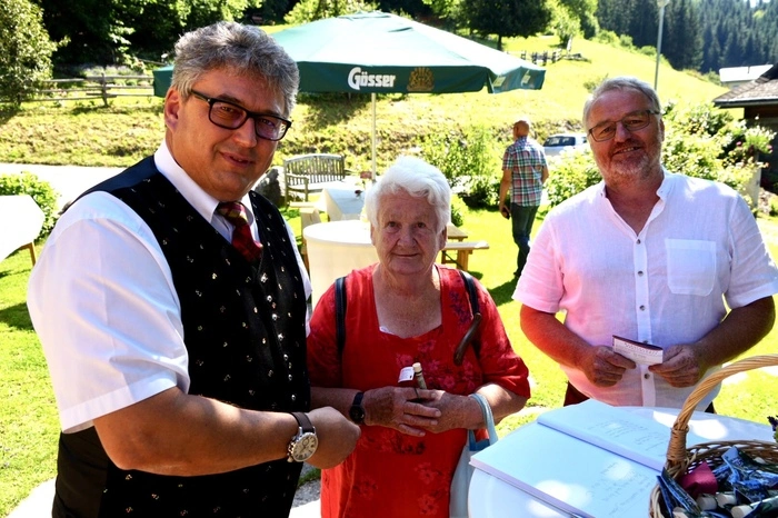 Erika Zach (Mitte) hat fünf Jahre in Irschen gearbeitet und gewohnt. Sie freut sich mit Bürgermeister Manfred Dullnig und Obmann Johann Ackerer über das Heimattreffen in ihrer ehemaligen Heimat