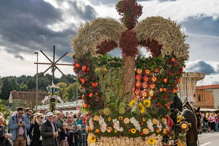 Was für eine Farbenpracht! Die prächtige Erntekrone war eil des großen Brauchtumsumzug in Gamlitz am Nachmittag.