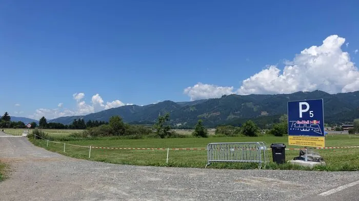 Noch sind die Parkplätze rund um den Red-Bull-Ring leer: Das wird sich am Donnerstag beim Pit Lane Walk ändern.
