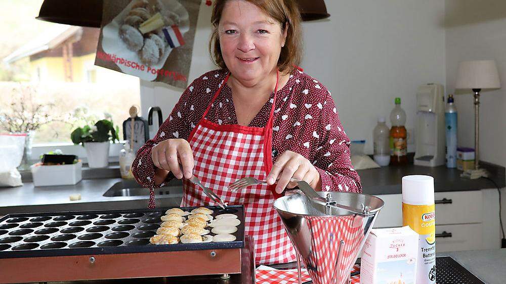 Jolanda van de Velden bei der Zubereitung der Poffertjes