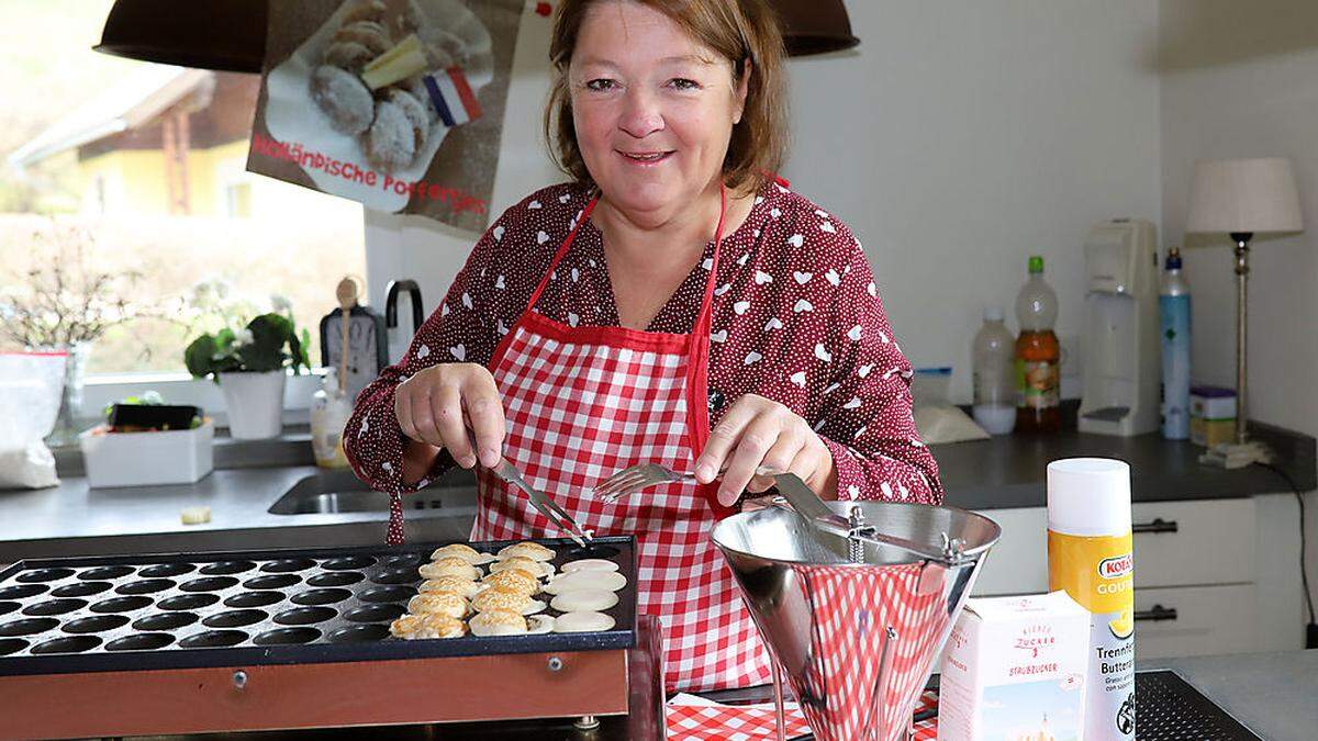 Jolanda van de Velden bei der Zubereitung der Poffertjes