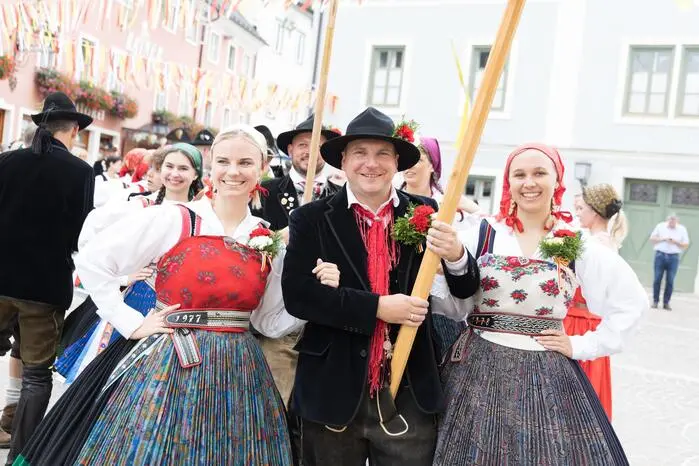 „Krasn Bauer“ Markus Frohnwiser trug den Kirchtagsbuschen