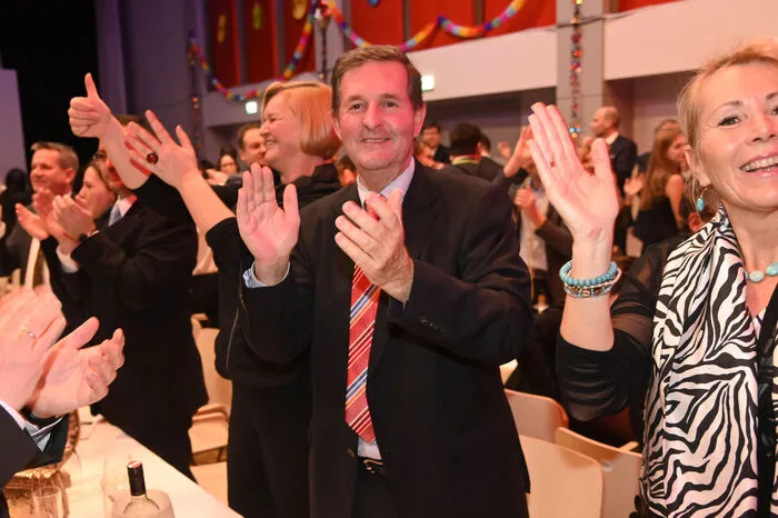 Bezirkshauptmann Klaus Brandner mit Gattin bei Standing Ovations.