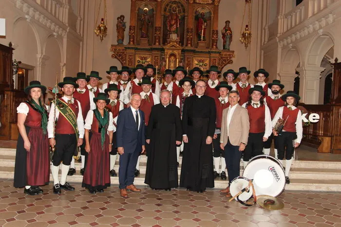Die Jungsteirerkapelle verabschiedete den Pfarrer musikalisch.  