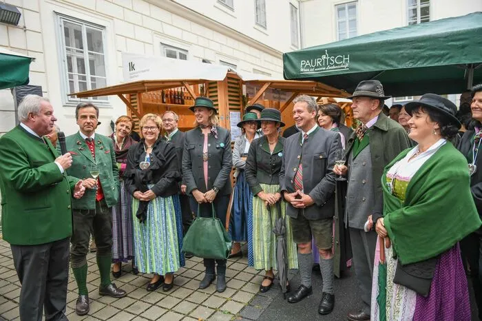 Landeshauptmann Hermann Schützenhöfer, Bürgermeister Siegfried Nagl, LK-Vizepräsidentin Maria Pein, Landesbäurin Gusti Maier, VP-Landesgeschäftsführer Detlev Eisel-Eiselsberg, LR Barbara Eibinger-Miedl, LK-Chef Franz Titschenbacher und seine Frau Ulrike, Grawe-Ehrenpräsident Franz Harnoncourt-Unverzagt, Zweite Landtagspräsidentin Manuela Khom