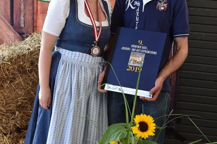 Stefanie Egger und Gabriel Gröchenig vom Peter-Adam-Hof aus Matzelsdorf setzen auf ihren Hauptberuf, Milch und Direktvermarktung. Ihre Topfenbällchen sind preisgekrönt. Egger: „Ein Melkschemel hat drei Standbeine, so auch unser Hof.