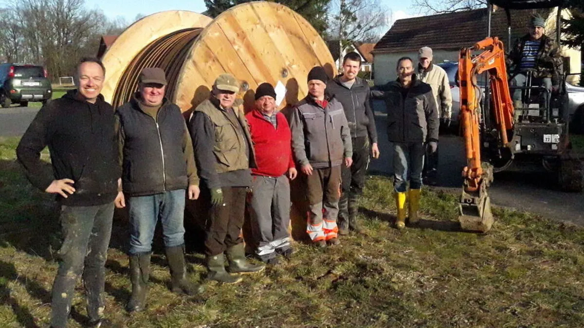 Für die "DorfUni" wurde in Zelting extra ein Glasfaserkabel für die Internetverbindung in ein Gewächshaus von Gemeinderat Manfred Mikl (l.) gelegt