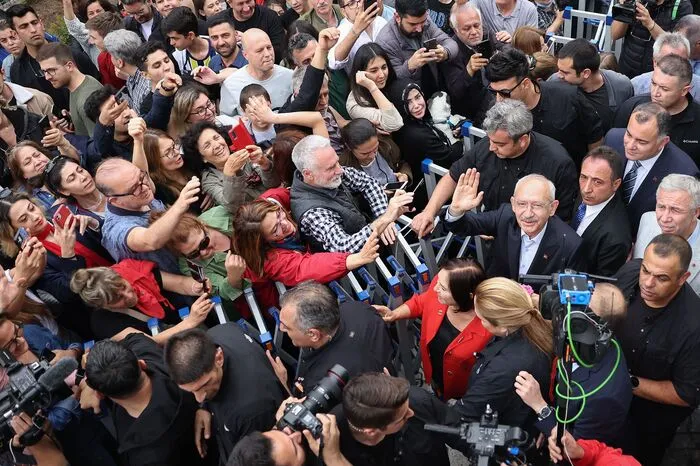 Der 74-jährige Herausforderer Kilicdaroglu rief seine Anhänger unter anderem dazu auf, die Wahlurnen zu schützen, "denn diese Wahl findet unter sehr schweren Bedingungen statt." Die Opposition sei etwa diffamiert worden.  