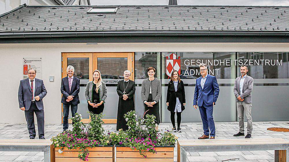 Fröhliche Gesichter bei der Eröffnung des Gesundheitszentrum Admont: Bogner Strauß (3.v.l.) steht jetzt aber in der Kritik 