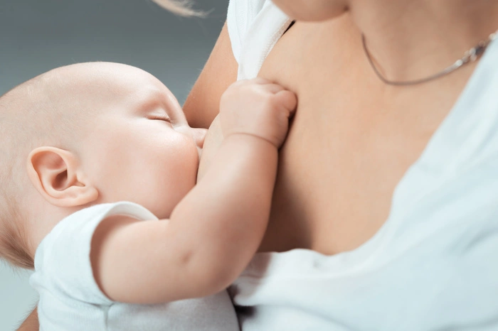 Über die Muttermilch bekommt das Baby auch Enzyme, die seine Verdauung unterstützen. Über die Immunglobuline der Mutter wird auch das Immunsystem des Kindes aufgebaut.
