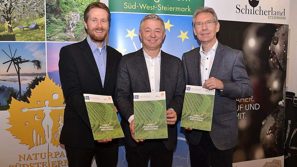 Lasse Kraack, Peter Tschernko und Karl Schober präsentieren das Leitbild der Südweststeiermark