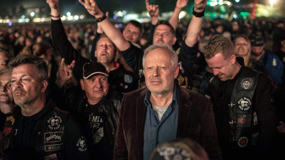 Borowski inmitten von Metal-Fans