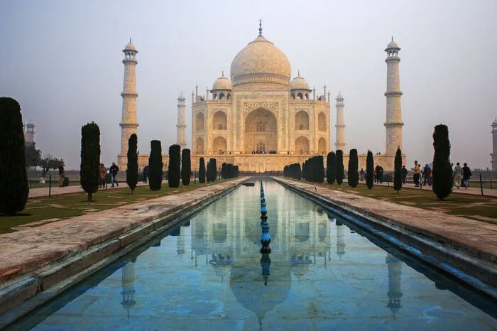 Das Mausoleum am Stadtrand der indischen Stadt Agra ließ der muslimische Großmogul Shah Jahan zum Gedenken an seine große Liebe Mumtaz Mahal errichten, die 1631 verstorben war. Fertiggestellt wurde es 1648 und steht auf einer 96 mal 96 Meter großen Plattform am Ufer des Flusses Yamuna.
