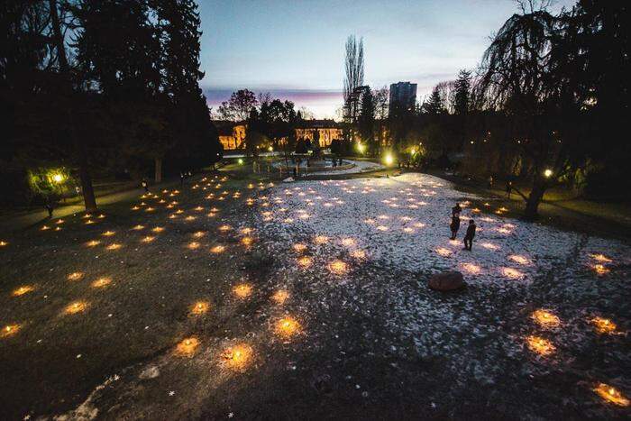 Das sogenannte „feld*stellen“ wurde von einem Kreis von Künstlerinnen und Künstlern rund ums Forum Stadtpark Graz für den Tag der Menschenrechte am 10. Dezember 2017 entwickelt 
