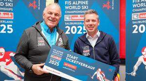 Ab sofort gibt‘s Karten: Bartl Gensbichler und Projektverantwortlicher Florian Phleps warten auf die Ski-Fans. 