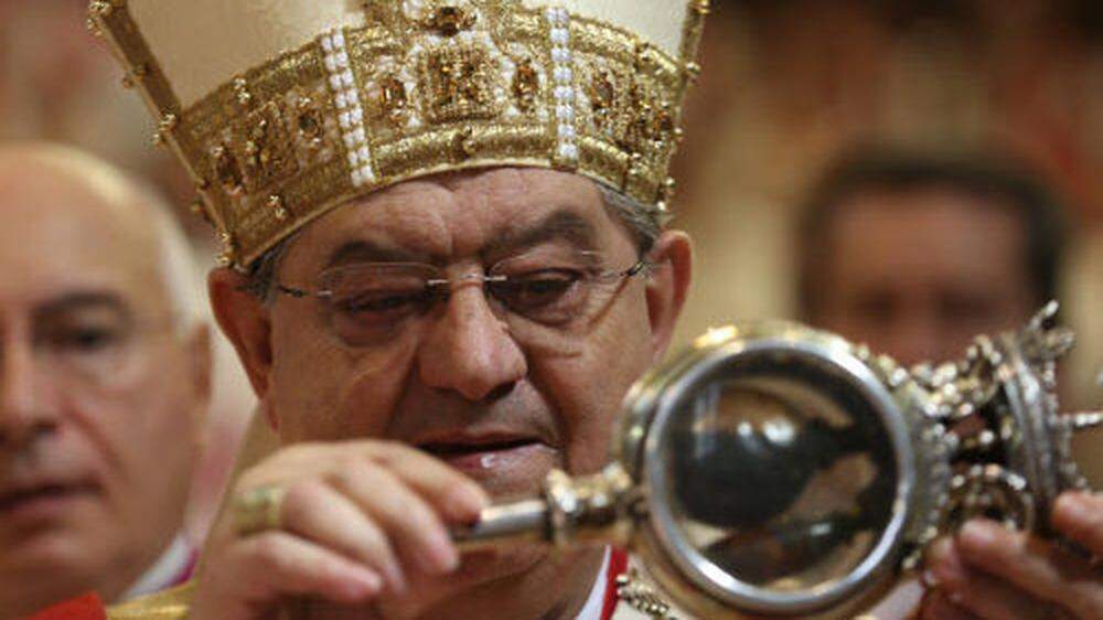 Kardinal Crescenzio Sepe zeigt die Monstranz mit den Ampullen