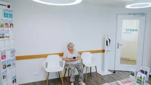 Anton Geisser 01.07.2024 Schweiz. Arzt ,Wartezimmer : Bild : Rentnerin mit Handy *** Anton Geisser 01 07 2024 Switzerland Doctor ,Waiting room picture pensioner with cell phone