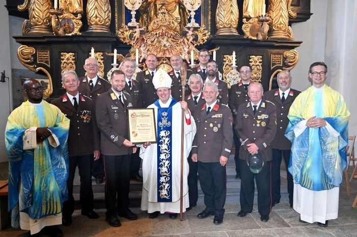 Die Feuerwehren des Abschnitts Trofaiach bedankten sich bei Weihbischof Johannes Freitag
