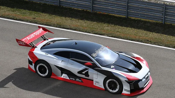 Ursprünglich exklusiv für virtuelle Rennen in „Gran Turismo“ auf der PlayStation 4 entwickelt, macht Audi den neuen vollelektrischen Rennwagen bei der Formel E zur Realität, in der man zumindest mitfahren kann.