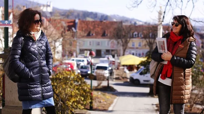 Barbara Zöhrer führt eine Gruppe Interessierter über den Weizer Hauptplatz.